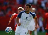 Sead Kolasinac de Bosnia y Herzegovina controla el balón este viernes, en un partido del grupo B del Mundial de la FIFA 2026.