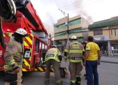 Integrantes del Cuerpo de Bomberos de Guayaquil acudieron hasta el inmueble en el que se reportó el incendio, la tarde de este viernes 12 de junio.