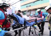 Una ciudadana fue rescatada del interior del edificio afectado en la avenida Juan Tanca Marengo, norte de Guayaquil.