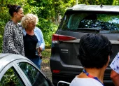Arribó la tarde de este viernes al barrio El Tigrillo, en Montañita, Irena Hajduk, madre de Monika Silva