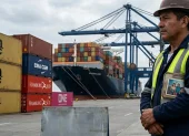 a mirada de un estibador refleja la tensión de trabajar en un entorno donde negarse a colaborar con las mafias del narcotráfico se paga con la vida.