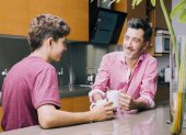 Escuchar, acompañar y respetar el espacio del adolescente ayuda a fortalecer la confianza.