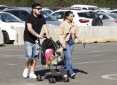 Una pareja al caminar con un par de perros, llevados en un choche de bebés, durante feria ‘Expo Mascotas & Animales’, en Santiago de Chile, una ciudad con baja tasa de natalidad.