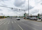 En esta intersección ocurrió el impacto de un automóvil contra un tráiler, que iba a exceso de velocidad, lo que provocó el fallecimiento del conductor del vehículo liviano.