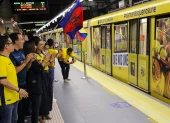 Uno de los 18 trenes del Metro de Quito fue brandeado con los colores de la Tri.