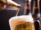 Durante 2025, el ICE a la cerveza recaudó $300 millones. Esto implica un costo fiscal por esta medida de aproximadamente $25 millones.