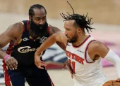 James Harden (izq.) en un partido de los NBA Playoffs 2026.