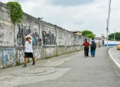 El cerramiento del campus Mapasingue está despintado o destruido en algunos de sus tramos, por ejemplo, del lado de la avenida Las Aguas.