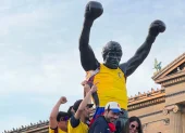 La escena se produjo mientras miles de personas acompañaban la celebración en las famosas escaleras del Museo de Arte de Filadelfia.