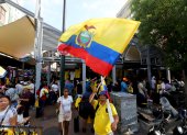 La bandera de la Selección de Ecuador ondea alta mientras la marea humana busca la camiseta de la Tri ideal para el debut.