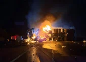 Un camión se volcó y luego se incendió en la vía Guayaquil - Santa Elena.
