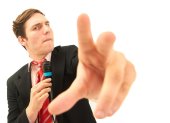 El creador de contenido aparece con micrófono en mano, en una imagen que refleja el estilo directo y performático que marcó su presencia en redes sociales.
