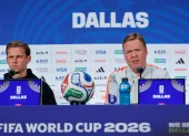 El seleccionador de los Países Bajos, Ronald Koeman (der.), junto al jugador Frenkie de Jong, en una rueda de prensa del Mundial 2026. Ambos hablan el neerlandés.