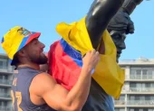 El creador de contenido Beta Mejía en medio de la polémica por su gesto en la estatua de Rocky