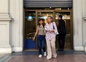 Trámites. Los adultos mayores denuncian falta de orientación; indican que cada cónyuge debe hacer la gestión.