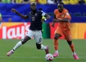 Enner Valencia disputa un balón con Yan Diomande durante el partido entre Ecuador y Costa de Marfil por la primera fecha del Grupo E del Mundial 2026, en Filadelfia.