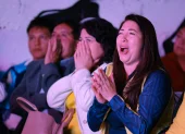 Aficionados de Ecuador reaccionan durante la transmisión del partido entre Costa de Marfil y Ecuador.