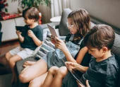 La nueva legislación, que entrará en vigor en la primavera de 2027, establece la prohibición del acceso a redes sociales para menores de 16 años.