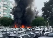 Dos helicópteros colisionaron en el aire y se precipitaron sobre el estacionamiento de una concesionaria de autos eléctricos.