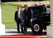 El presidente de Estados Unidos, Donald J. Trump, llega al Hotel Royal antes de la cumbre del G7 en Évian-les-Bains, Francia, el 15 de junio de 2026.