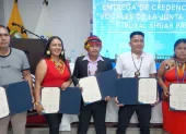 Representantes del CNE entregaron las credenciales a los vocales principales y suplentes electos de la Junta Parroquial Rural Shuar Pastaza, en un acto realizado en la provincia amazónica.