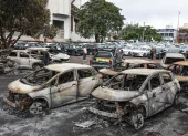 Fotografía que muestra vehículos afectados este lunes, tras un accidente en el que dos helicópteros chocaron en el barrio Recreio dos Bandeirantes de Río de Janeiro (Brasil).