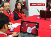 Integrantes del Jurado Electoral Especial de Lima Centro 2 (JEE LC 2) recuentan votos de la segunda vuelta presidencial de Perú este lunes, en Lima (Perú).