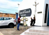 Familiares y amigos de la fiscal Alexandra Bravo y su hermana acudieron a la sala de velación en donde se realiza el funeral de la funcionaria atacada en Manta.