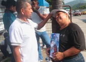 Los familiares de las víctimas del siniestro vial portaban sus fotografías afuera del centro forense.
