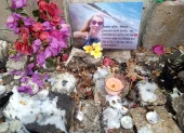 Velas, flores y mensajes de despedida acompañan los homenajes a Monika Silva en Santa Elena.