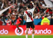 Kendry Páez saluda a la afición de River Plate durante un partido del conjunto argentino.