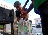 Personas se abastecen de agua tras la interrupción del servicio este lunes, en San Juan (Puerto Rico).