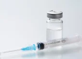 Referencial. Jeringa y vial utilizados en investigaciones médicas, en el marco del desarrollo de vacunas universales para prevenir futuras pandemias.