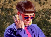 Aunque su estética visual rozaba la sátira de internet, Oliver Tree nunca hizo música de parodia