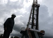 Petróleo. La caída del WTI impacta ingresos del Estado y costos de derivados.