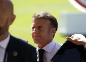 El presidente francés Emmanuel Macron (derecha) llega al Hotel Royal antes de la cumbre del G7 en Evian-les-Bains, Francia, el 15 de junio de 2026.