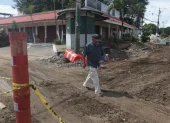 Alborada. La vida comercial en esta parte del norte está frenada por los trabajos. Comercios buscan abrirse paso entre el polvo.