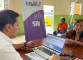 Una mujer de la tercera edad pide información sobre la devolución del IVA.