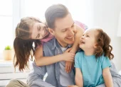 Referencial.Un momento de cercanía entre padre e hijos en el hogar.