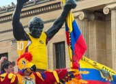 La estatua de Rocky con la bandera y camiseta de Ecuador.