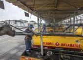 Tanqueros reciben los combustibles para llevarlos a las gasolineras.