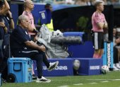 El seleccionador de Uruguay, Marcelo Bielsa, observa el partido por grupo H del Mundial de la FIFA 2026 ante Arabia Saudi en el estadio Hard Rock en Miami.