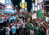 Referencial.Hinchas de Argentina y Argelia se concentran en Times Square, en la previa del debut mundialista.