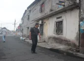 Agentes de la Policía Nacional encontraron dos cuerpos calcinados y amarrados a un poste de alumbrado público.