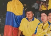 María José Pinargote, ubicada en el centro de la imagen, junto a otros aficionados ecuatorianos durante un partido del Mundial.