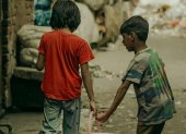 Más de 450.000 menores no constan en el sistema educativo, una brecha que expertos vinculan con problemas sociales acumulados desde la pandemia.