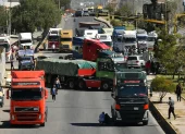 Vehículos en una caravana de transportistas para exigir el levante de los bloqueos de carreteras este 15 de junio de 2026, en Cochabamba (Bolivia).