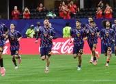 Los jugadores españoles salen a calentar en el Estadio Atlanta.