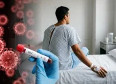 Organizaciones sociales alertan sobre reportes de entrega incompleta de medicamentos antirretrovirales en unidades del IESS en Quito.