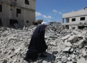 Un hombre que ha regresado a su pueblo camina sobre los escombros de un edificio destruido tras un ataque israelí en el sur del Líbano, el 15 de junio de 2026.